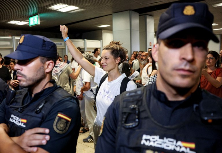 Global Sumud Flotilla: Μας έδεναν χειροπόδαρα, μας χτύπαγαν  Ισπανοί ακτιβιστές καταγγέλλουν το Ισραήλ