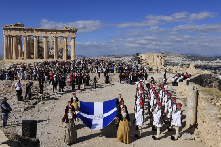 Με λαμπρότητα η τελετή έπαρσης της σημαίας στην Ακρόπολη  81 χρόνια από την απελευθέρωση της Αθήνας