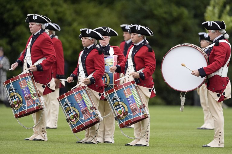 Beating Retreat: Ο Κάρολος υποδέχεται τον Ντόναλντ Τραμπ στο Ουίνδσορ  Εντυπωσιακή τελετή