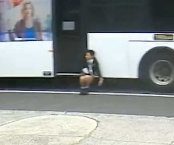 Αυστραλία: Παγιδευμένος 12χρονος κρέμεται από πόρτα λεωφορείου για 350 μέτρα