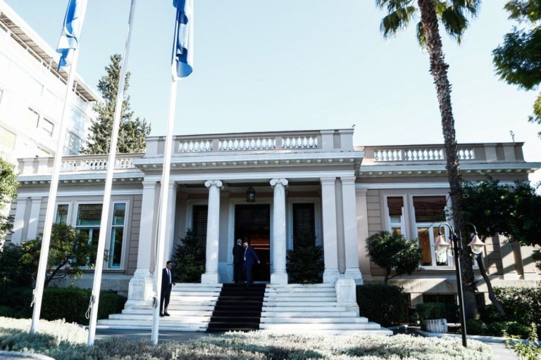 Η ανοιχτή σύγκρουση Βορίδη  Βάρρα χτυπάει το Μαξίμου