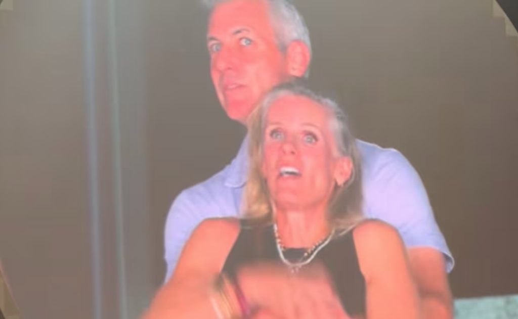 Ξανά μαζί ο πρώην CEO της Astronomer και η σύζυγος του  Ρομαντικό ηλιοβασίλεμα στο Μέιν μετά το σκάνδαλο