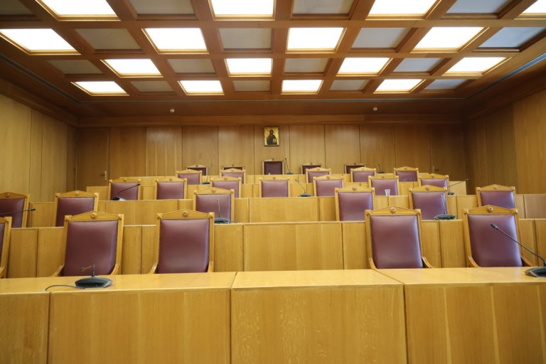 ΣτΕ: Συνταγματικός ο γάμος των ομόφυλων ζευγαριών και το δικαίωμα στην υιοθεσία ανηλίκου