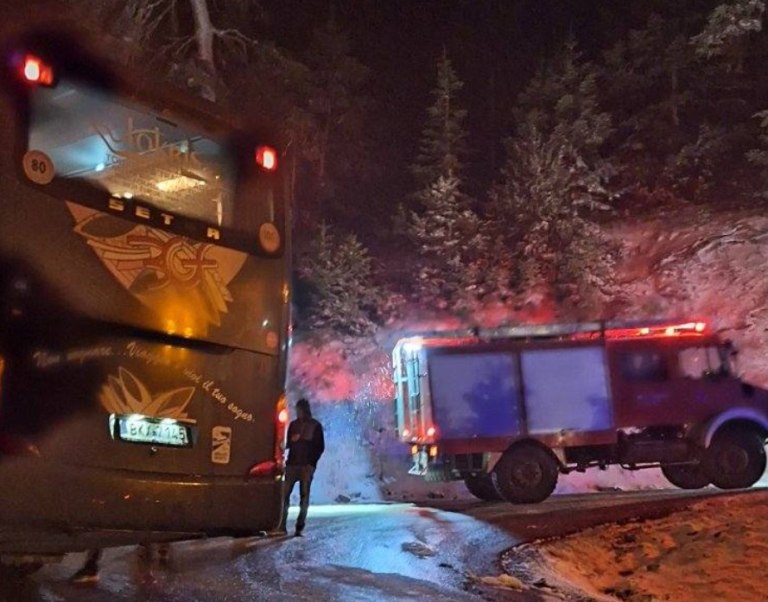 Προβλήματα από τον χιονιά στην ορεινή Αιτωλοακαρνανία  Απεγκλωβίστηκε λεωφορείο με μαθητές κοντά στο Λαμπίρι