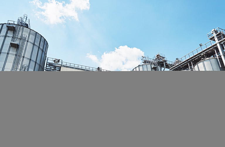 Πόλεμος στο Ιράν: Πώς τρώει τα θεμέλια της ευρωπαϊκής παραγωγής τροφίμων και οχημάτων