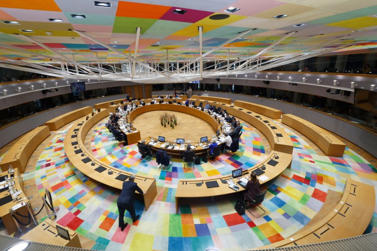 Ο Όρμπαν μόνος του στο περιθώριο στην Σύνοδο Κορυφής  Κάθισε μακριά όταν άρχισε να μιλά ο Ζελένσκι