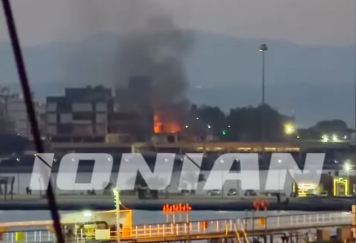 Φωτιά στο κτίριο του