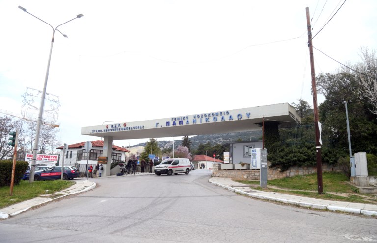 Νεαρή έπεσε από μπαλκόνι τρίτου ορόφου στη Θεσσαλονίκη  Νοσηλεύεται σε κρίσιμη κατάσταση