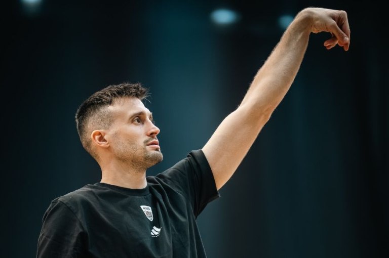 Απίστευτο: Εκτός δράσης για δύο μήνες ο Αβράμοβιτς, λόγω λάθους του φυσιοθεραπευτή του