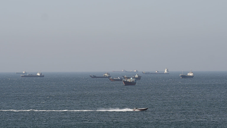 Το Ιράν εντείνει τον έλεγχο στα Στενά του Ορμούζ