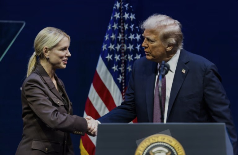 Ο Τραμπ χαιρετίζει: Δικαιοσύνη στην Αμερική! για τις κατηγορίες κατά Κόμι αφού πρώτα τις παρήγγειλε