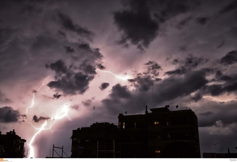 Καιρός: Η Barbara από τη Γένοβα φέρνει καταιγίδες, θυελλώδεις ανέμους και πτώση της θερμοκρασίας