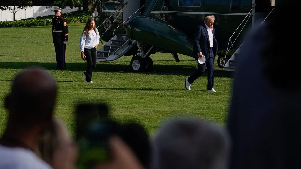 Τραμπ: Έφυγε από τον Λευκό Οίκο φορώντας παπούτσια γκολφ που προσφέρουν ολοήμερη άνεση