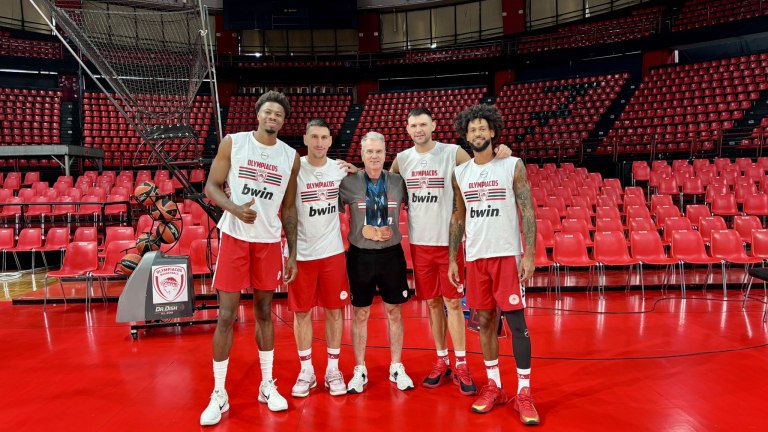 Πίσω στη βάση τους οι διεθνείς του Ολυμπιακού  Πόζαραν με τα χάλκινα μετάλλιά τους (pic)