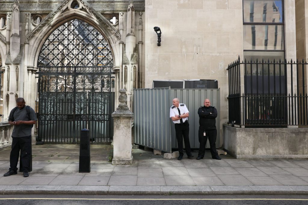 Tοιχογραφία του Banksy στο Ανώτατο Δικαστήριο του Λονδίνου απεικονίζει δικαστή να χτυπά διαδηλωτή