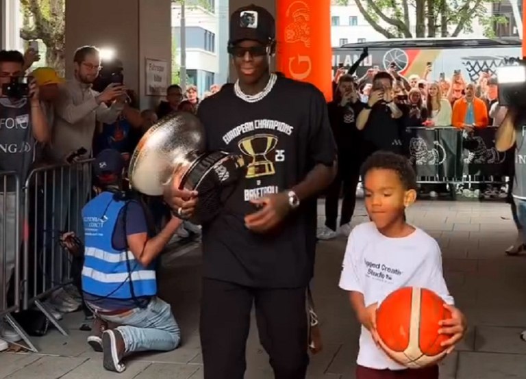 Η πρωταθλήτρια Ευρώπης επέστρεψε στη Γερμανία και αποθεώθηκε (vid)