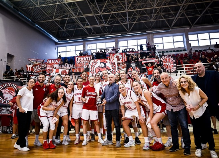 Ολυμπιακός: Η απονομή του Super Cup και οι πανηγυρισμοί με τους φιλάθλους του (vids)