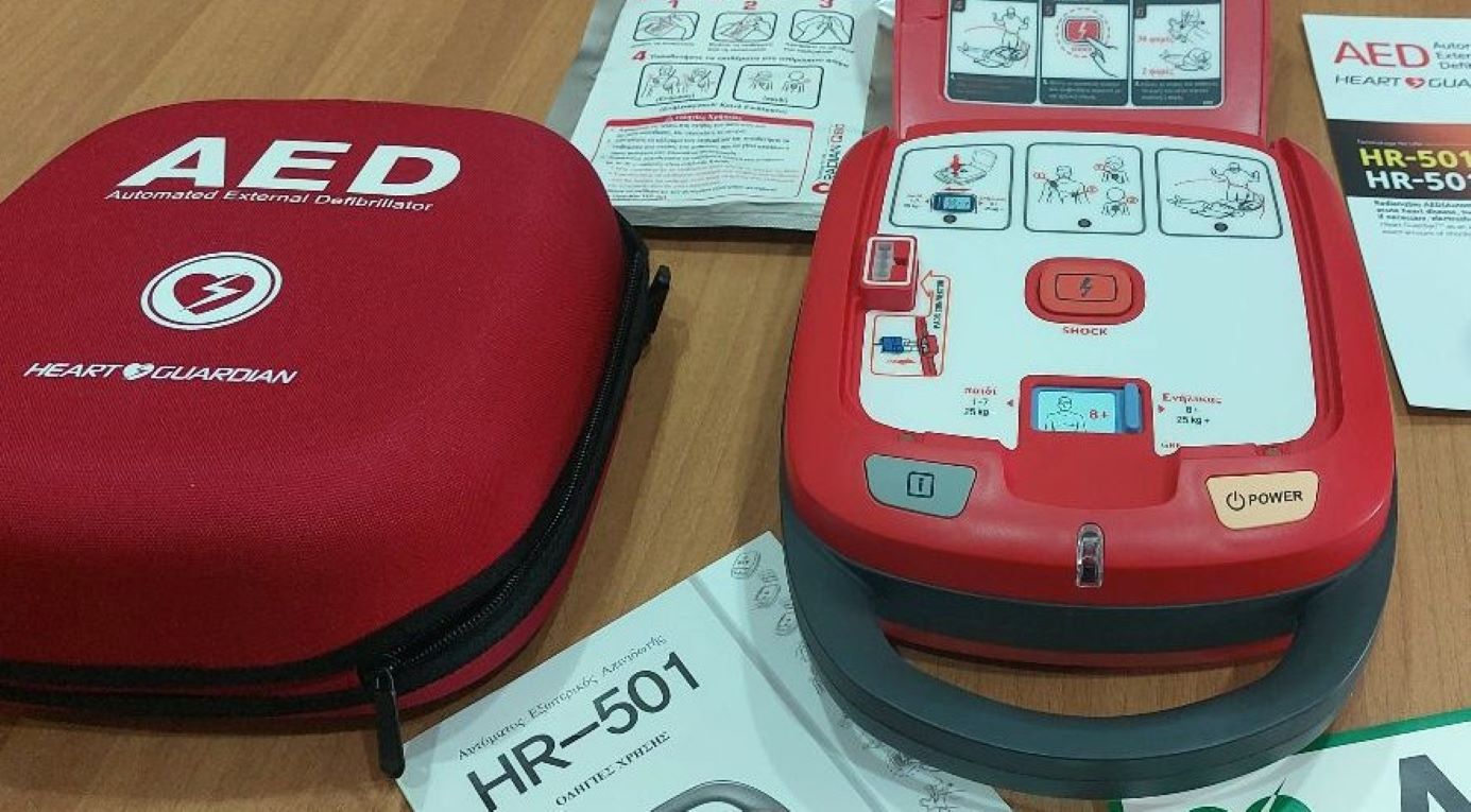 Με 90 απινιδωτές εφοδιάζει μέχρι τέλος του έτους η Περιφέρεια Θεσσαλίας φορείς και ομάδες