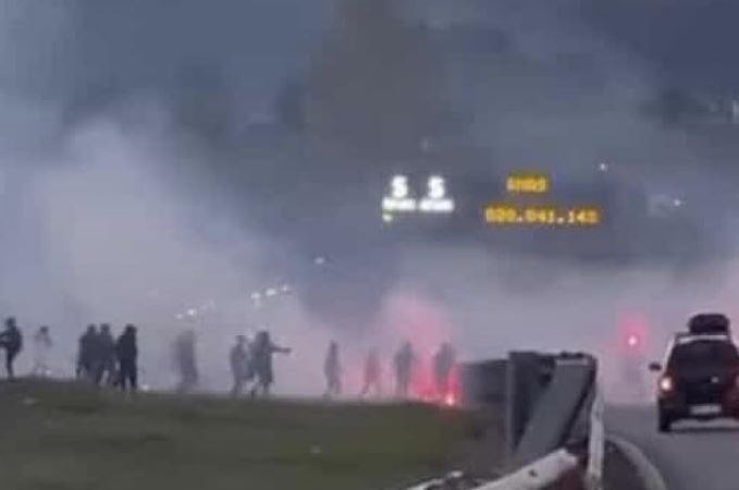 Έγινε κι αυτό: Οπαδοί διέκοψαν την κυκλοφορία σε αυτοκινητόδρομο γιατί έπαιξαν ξύλο! (vid)