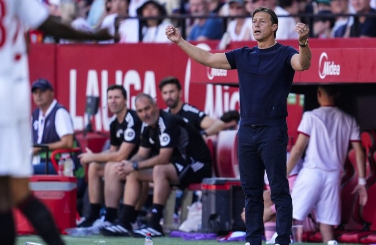 Ο Αλμέιδα ντόπαρε τους παίκτες της Σεβίλλης με τρομερή ομιλία πριν την τεσσάρα στη Μπαρτσελόνα (vid)