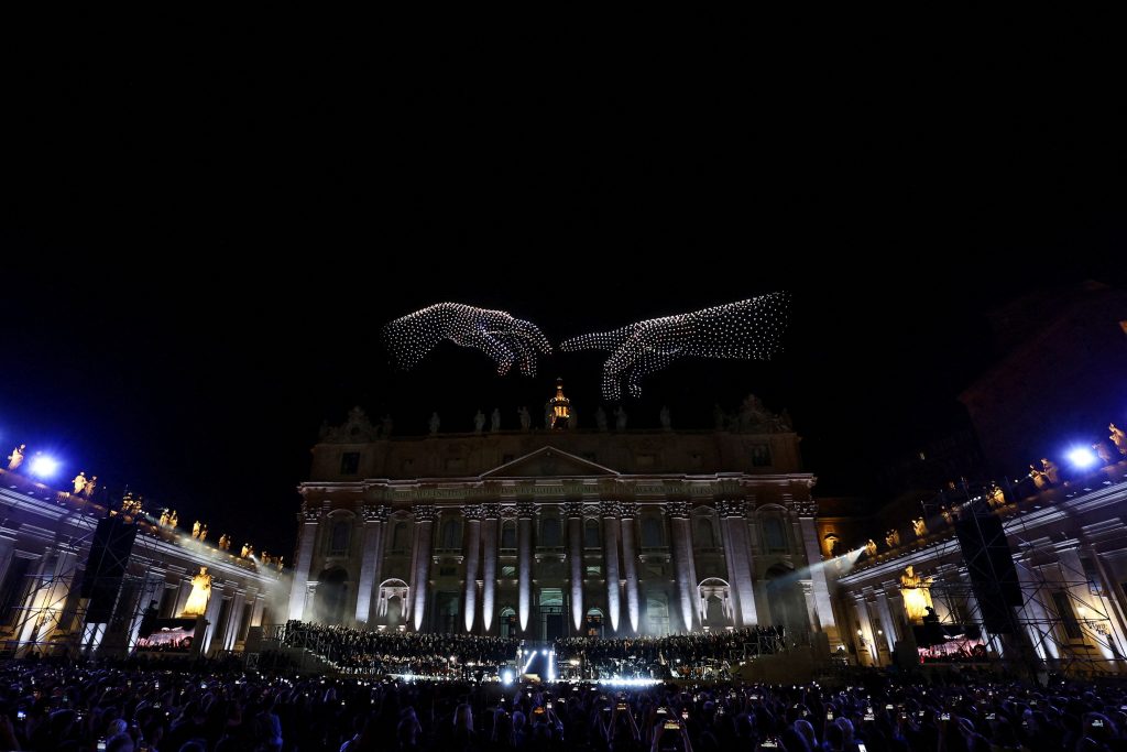 Βατικανό: 3.000 drones αναβιώνουν έργα του Μιχαήλ Άγγελου και το πρόσωπο του Πάπα Φραγκίσκου στον ουρανό της Ρώμης