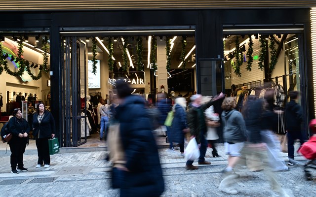 Ισχυρή αύξηση 9,8% του εισοδήματος των νοικοκυριών το δ' τρίμηνο αλλά και μείωση 3,2% των αποταμιεύσεων