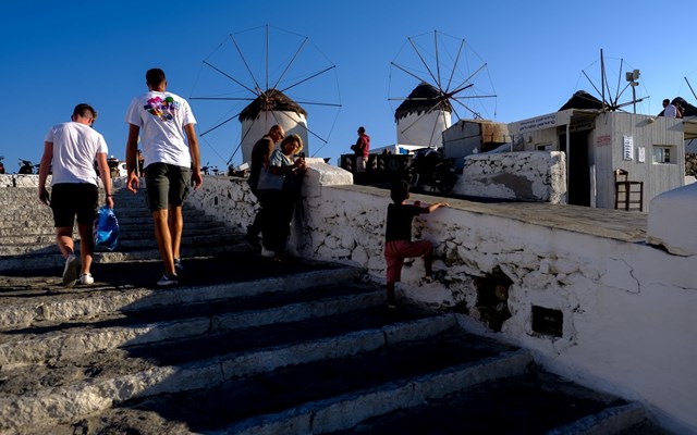 Επιβατική κίνηση Αυγούστου: Οι Έλληνες είπαν "όχι" στη Μύκονο - Η Σαντορίνη περιόρισε τις απώλειες