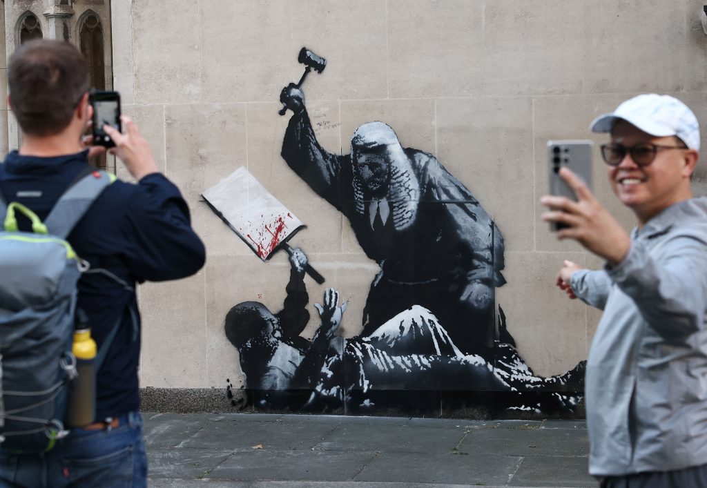 Banksy: Έσβησαν την τοιχογραφία του από τα Δικαστήρια του Λονδίνου