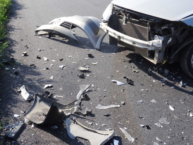 Εκάλη: Βίντεο ντοκουμέντο  Διέλυσε με το όχημά του σταθμευμένο ΙΧ και μηχανή και έφυγε