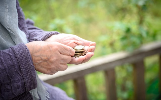 Ποιοι συνταξιούχοι δεν θα ξαναπληρώσουν την Εισφορά Αλληλεγγύης  Η νέα κλίμακα