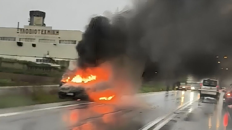 Αυτοκίνητο έπιασε φωτιά στην εθνικό οδό Λάρισας  Τρικάλων