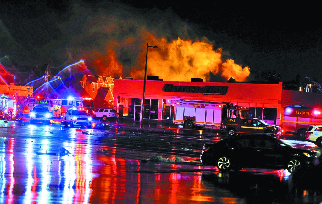Συντριβή αεροσκάφους στο Τέξας  Μεγάλη φωτιά σε φορτηγά αυτοκίνητα