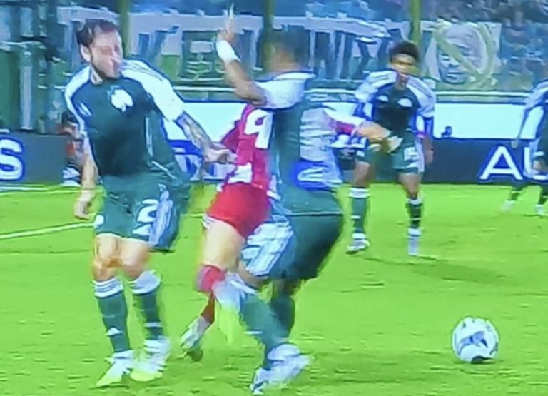 Απίστευτo: Ο Αϊτεκίν έκανε το πέναλτι, επιθετικό φάουλ και κίτρινη στον Καμπελά ! (vid)