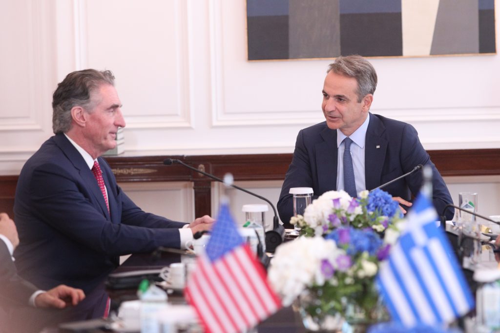 Συνάντηση Μητσοτάκη με υπ. Εσωτερικών ΗΠΑ: Στο επίκεντρο η ενέργεια και οι διμερείς σχέσεις