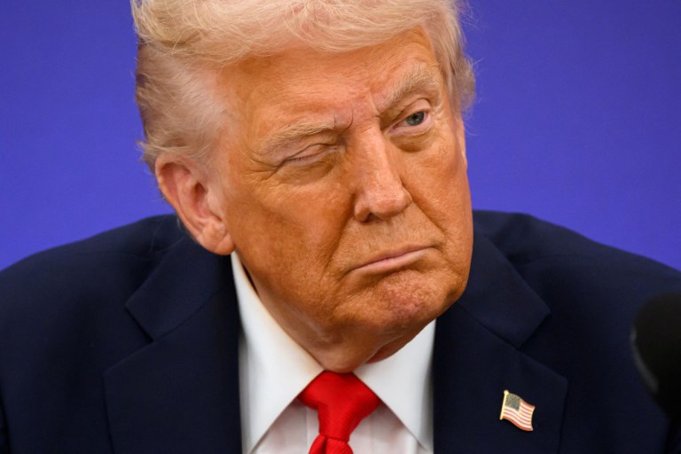 Τραμπ: Γυρνά την πλάτη στη σύμμαχο Ταϊβάν (προς το παρόν)  Αρνήθηκε να εγκρίνει στρατιωτική βοήθεια