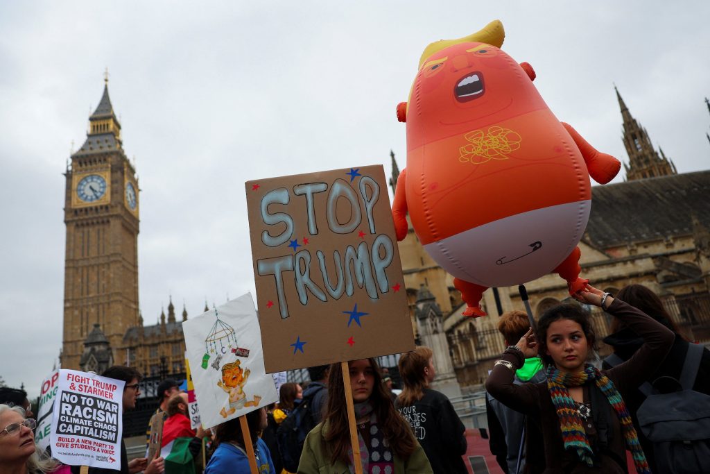Λονδίνο: Χιλιάδες άνθρωποι διαδήλωσαν κατά της επίσκεψης του Ντόναλντ Τραμπ