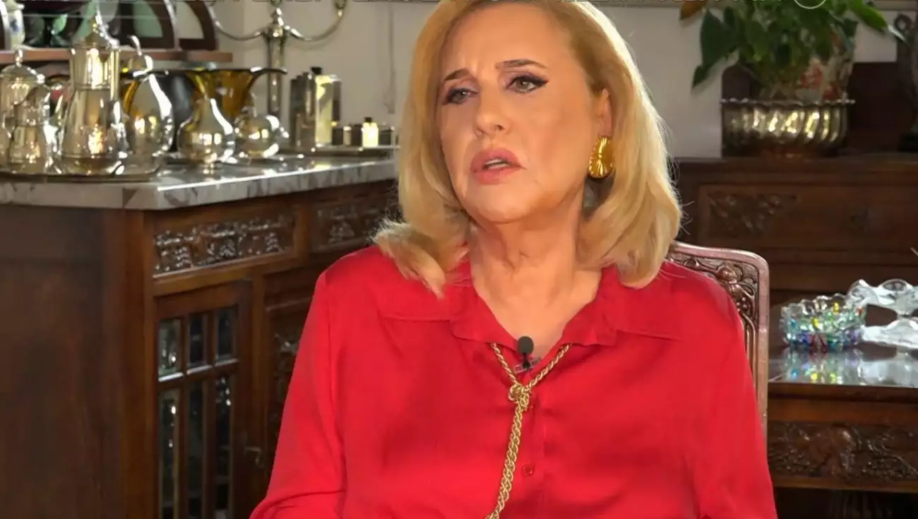 Λόλα Νταϊφά: Μου έκλεψαν τα σκουλαρίκια και μετά είδα τον Τσαγκαράκη να τα βγάζει σε δημοπρασία καταγγέλλει