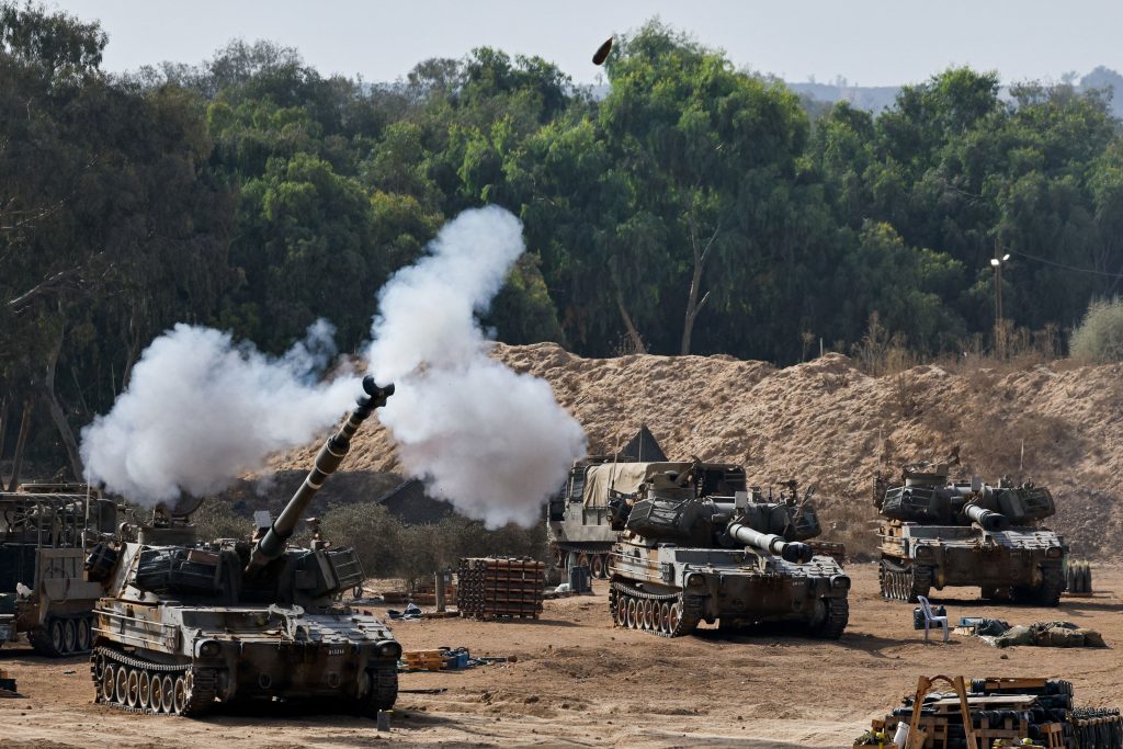 Σαρώνουν τα πάντα στο πέρασμά τους τα ισραηλινά τανκς