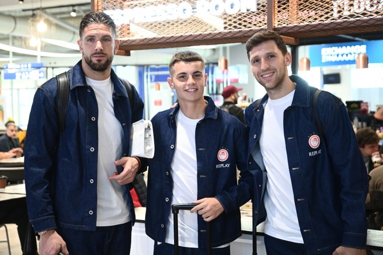 Αναχώρησε για Λονδίνο ο Ολυμπιακός  Πέταξε και η Κ19 για το ματς του Youth League (pics)