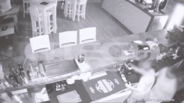 Πάτρα: Η στιγμή που ανήλικοι εισβάλλουν σε κατάστημα & το ληστεύουν