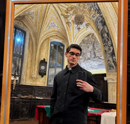 Ιταλία: Ο 32χρονος ιερέας που έκανε διαφήμιση για συμπληρώματα διατροφής  Η προσευχή δεν αρκεί, μικρά μου