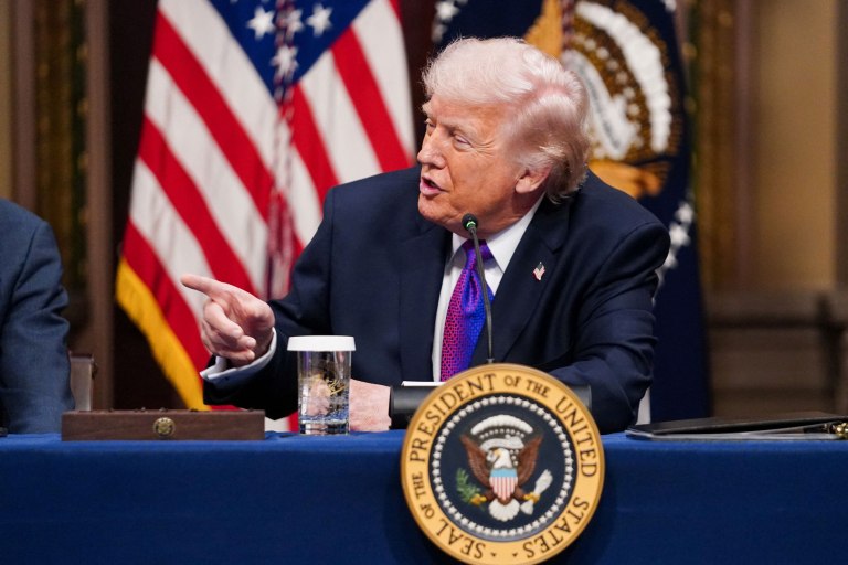 Ο Τραμπ θέλει να εμπλακεί προσωπικά στην επιλογή ηγέτη του Ιράν