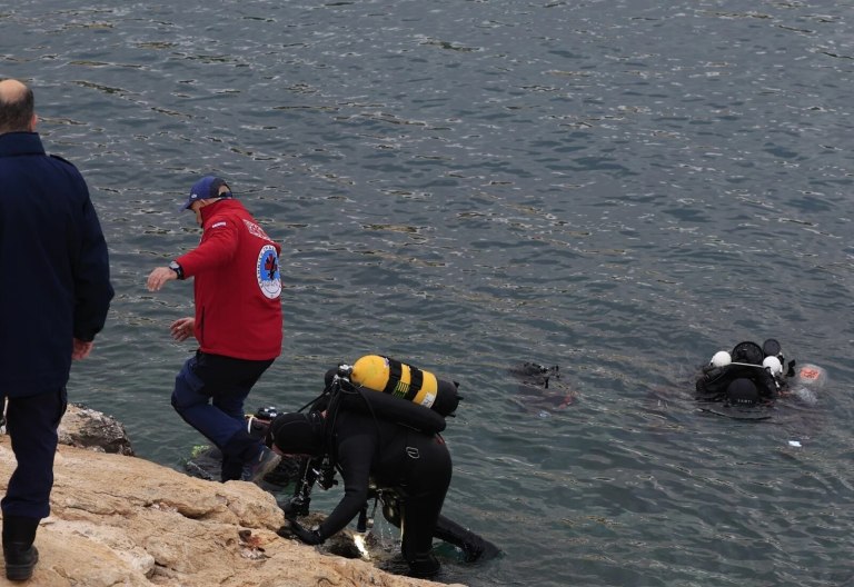 Ποιος είναι ο 34χρονος δύτης που αγνοείται στα Λιμανάκια Βουλιαγμένης  Τι είναι το πηγάδι του διαβόλου