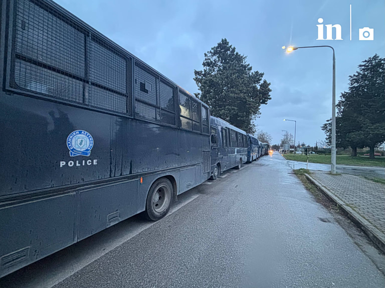 Τέμπη: Με ισχυρή αστυνομική παρουσία και ελεγχόμενη είσοδο στην αίθουσα αναμένεται να ξεκινήσει η δίκη