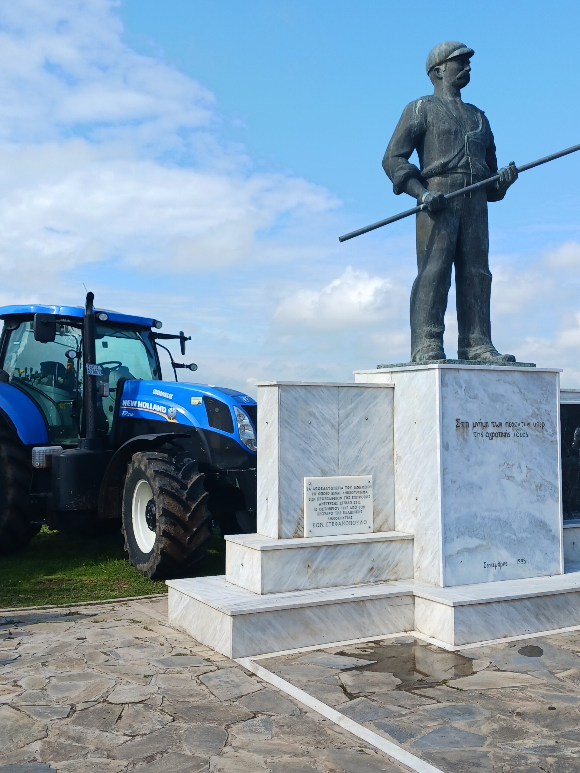 Με τρακτέρ τιμά την επέτειο