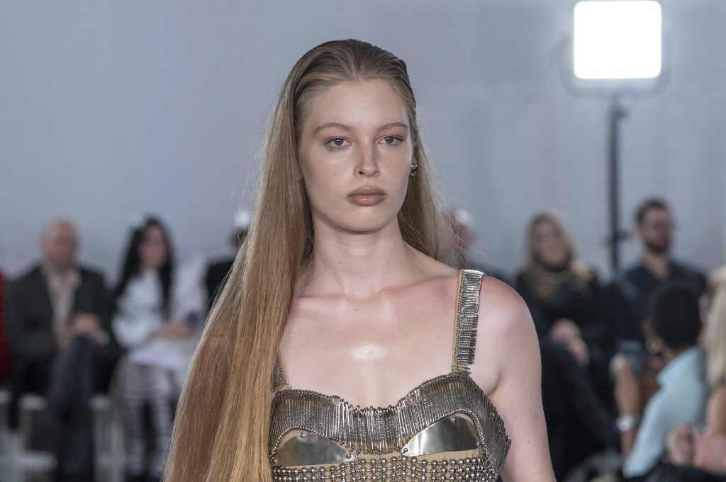 Ντεμπούτο στην πασαρέλα έκανε ως μοντέλο η τρανς κόρη του Ίλον Μασκ