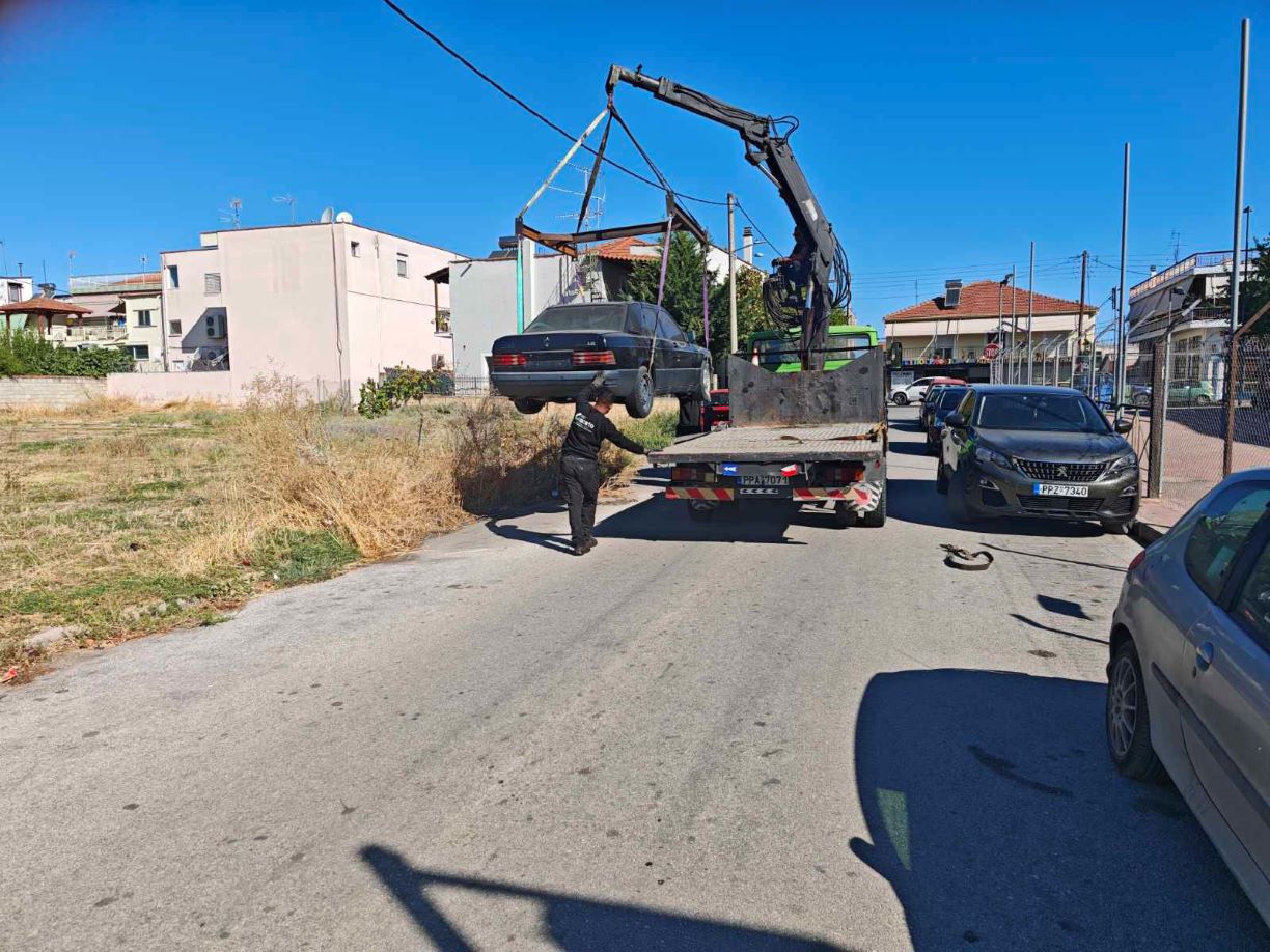 Ενενήντα εγκαταλελειμμένα  οχήματα απομακρύνθηκαν από τους δρόμους του Δήμου Λαρισαίων
