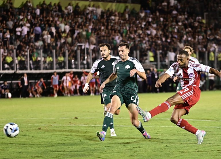 Παναθηναϊκός  Ολυμπιακός 1-1: Μαγική εικόνα στη Λεωφόρο, διαιτητής και γκίνια σταμάτησαν του Πειραιώτες (vid)