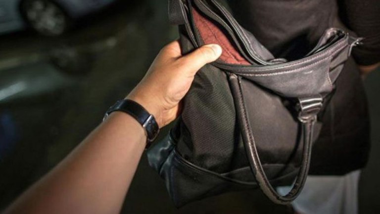 Συνελήφθη τσαντάκιας στο Χαλάνδρι  Μόλις είχε κλέψει πορτοφόλι από ηλικιωμένη