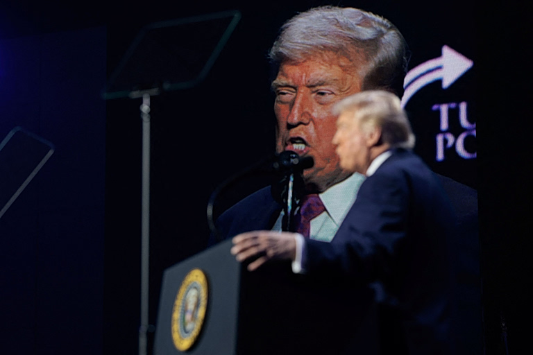 Σε διαπραγματεύσεις ο Τραμπ με την εφορία των ΗΠΑ σε σχέση με αγωγή ύψους 10 δισ.